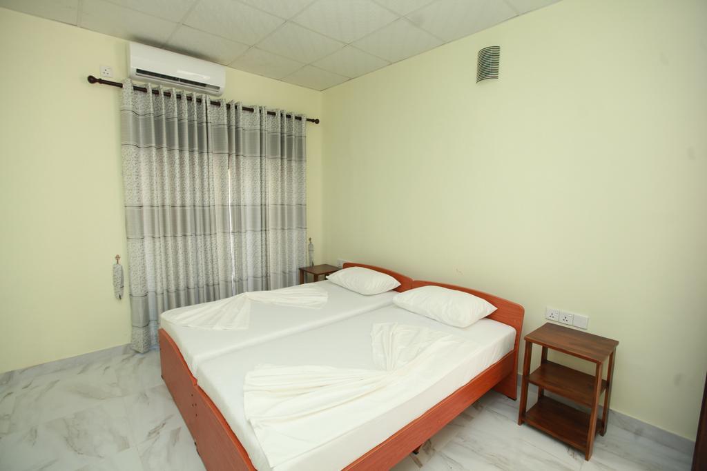Lavonka Tourist Rest Hotel Anuradhapura Buitenkant foto