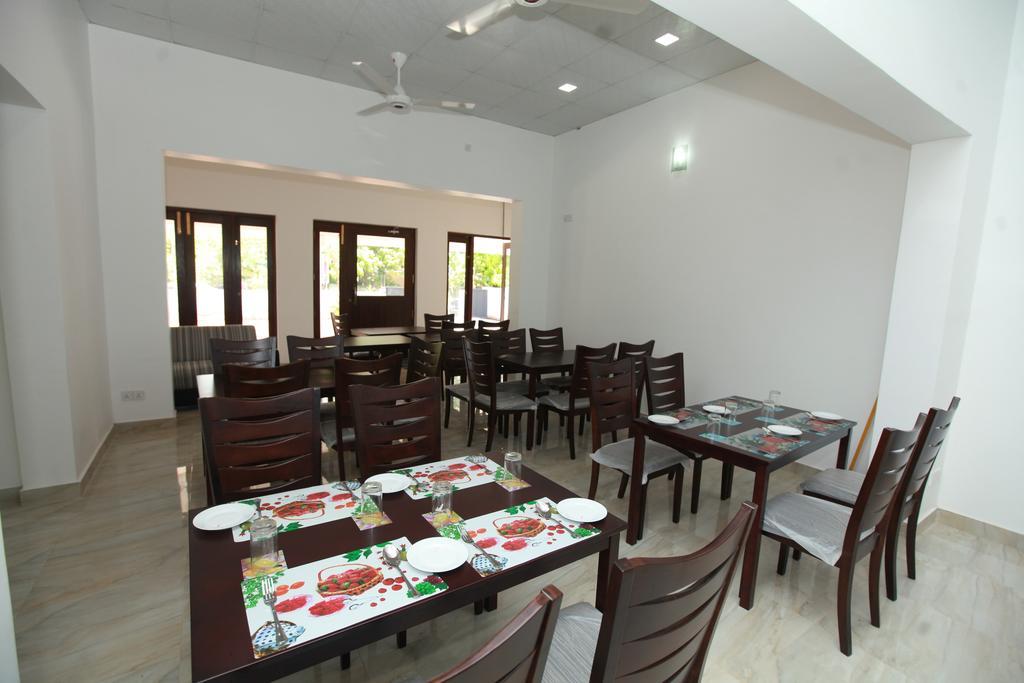 Lavonka Tourist Rest Hotel Anuradhapura Buitenkant foto